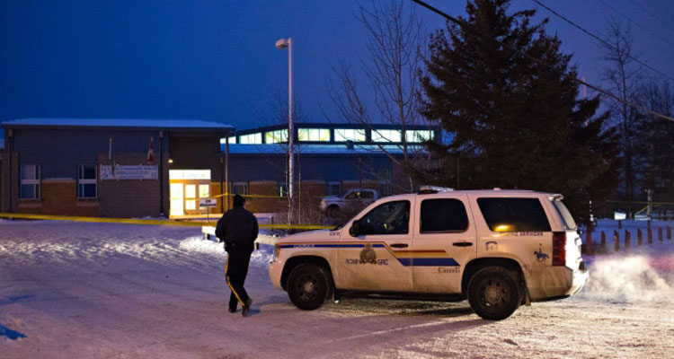 Police investigate a school in La Loche, Sask., on Jan. 23, 2016. (Jason Franson/ THE CANADIAN PRESS)