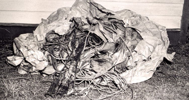 A tangled balloon was found in Delburne, Alta. (LIBRARY AND ARCHIVES CANADA/PA203216)