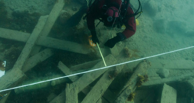 A Parks Canada underwater archeologist positions reference lines in the debris field near the wreck of HMS Erebus. The search for Franklin's other ship, HMS Terror, will continue this year. (Parks Canada)
